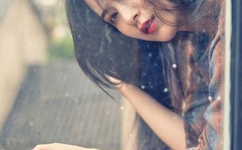 农村妇女卓玲给我喂奶